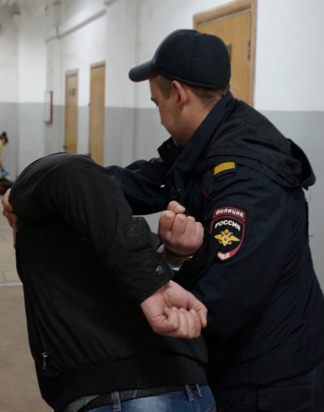 В Приморье сотрудники полиции задержали подозреваемого в грабеже