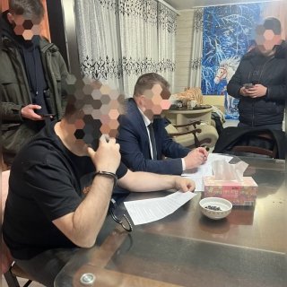 Приморскими сотрудниками СК России в Хабаровске по подозрению в даче взяток полицейскому задержан местный житель
